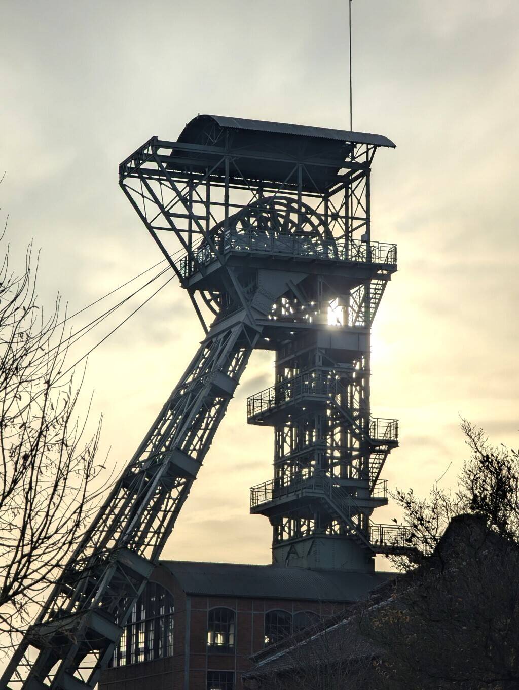 Fördergerüst über Schacht 2 im Sonnenlicht