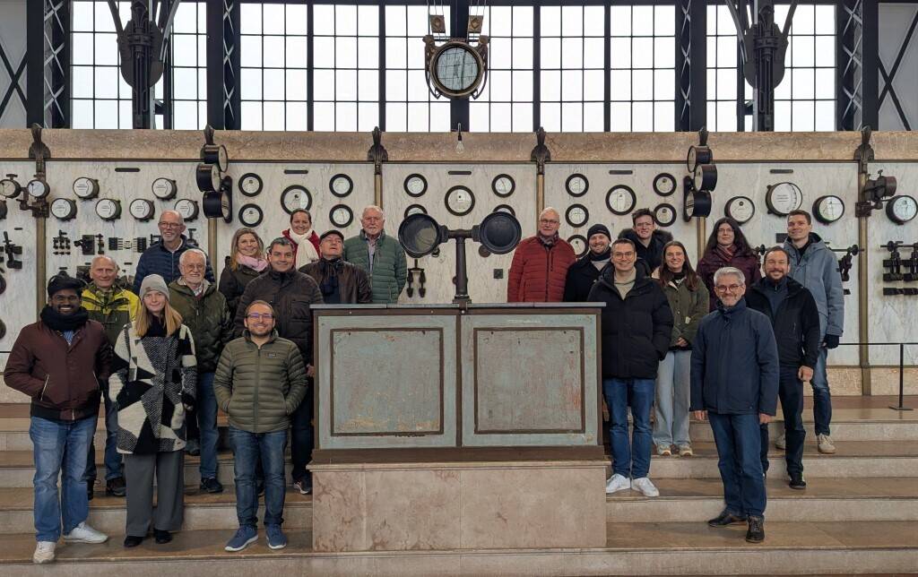 Gruppenfoto der Teilnehmenden in der Maschinenhalle
